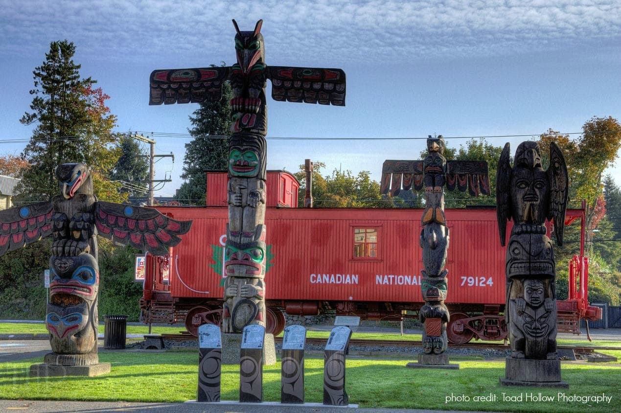 Totem poles can be seen outside Duncan Train Station in Cowichan Valley o B.C.'s Vancouver Island.